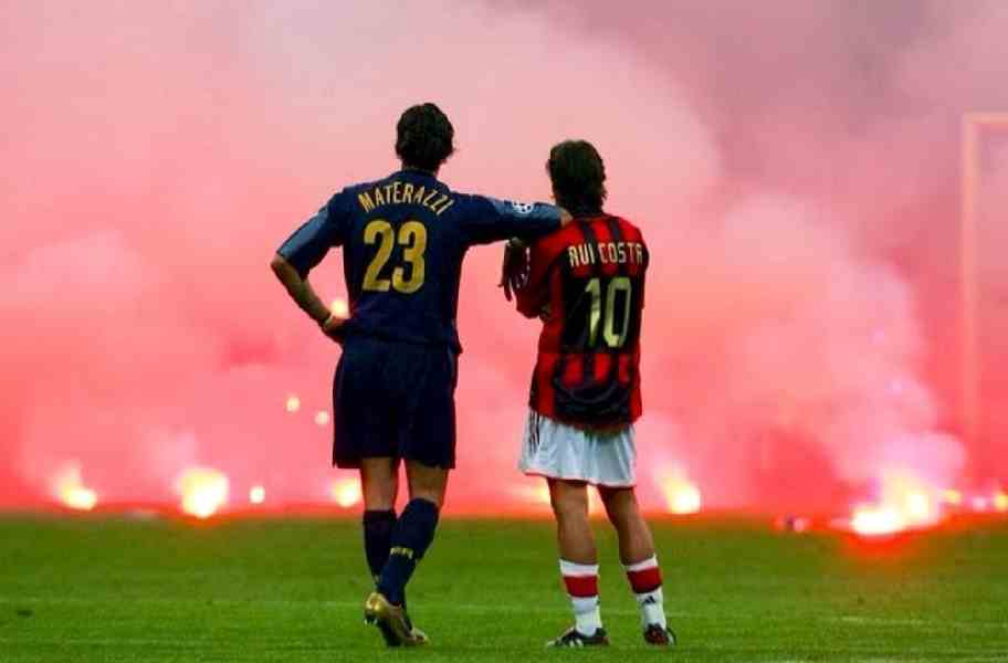 marco-materazzi-y-manuel-rui-costa-observan-las-bengalas-lanzadas-al-terreno-de-juego-en-un-derbi-de-milan-de-2005--afp